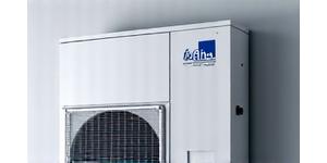 Alpha Innotec Logo und ein Bild eines Alpha Innotec Hybrid-Systems, das Innovation verkörpert.