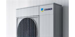 Ochsner Logo und ein Bild einer Ochsner Großwärmepumpe, im industriellen Kontext.